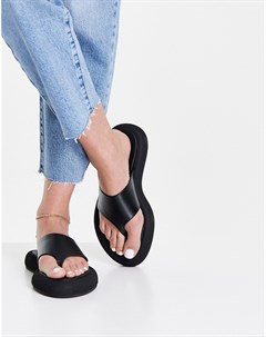 Черные кожаные сандалии с перемычкой между пальцами Pia Topshop
