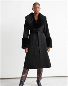 Черное пальто из переработанного материала с поясом и контрастным искусственным мехом & other stories