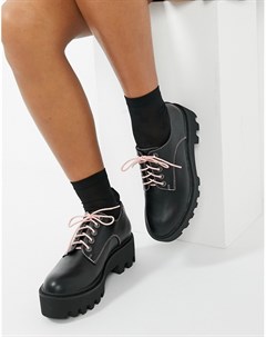 Черные с розовой прошивкой полуботинки на массивной плоской подошве со сменными шнурками Lamoda