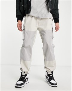 Бежевые брюки карго с контрастными вставками от комплекта Mennace