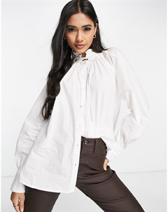 Белая рубашка из органического хлопка с высоким воротником стойкой и завязкой Aware Vero moda