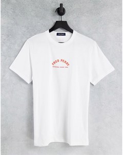 Белая футболка с изогнутым логотипом Fred perry
