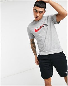 Серая футболка с графическим логотипом Nike training