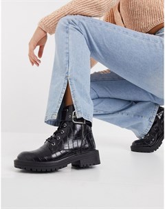 Черные ботинки на плоской массивной подошве с пряжкой и крокодиловым принтом New look