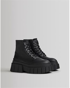 Черные массивные байкерские ботинки на шнуровке Bershka
