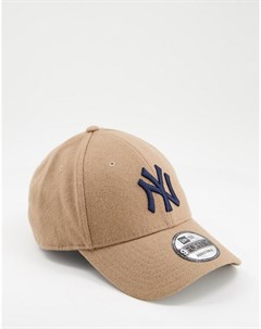 Утепленная кепка светло бежевого и темно синего цветов с логотипом команды NY Yankees 9FORTY New era