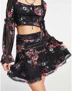 Присборенная мини юбка черного цвета с оборкой по нижнему краю и цветочным принтом от комплекта Love triangle