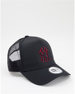 Черная кепка с красным логотипом New era