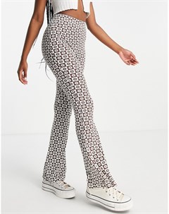 Монохромные расклешенные брюки с шахматным и цветочным принтом от комплекта Topshop