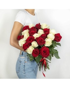 Букет из высоких красно белых роз Эквадор 25 шт 70 см Л'этуаль flowers