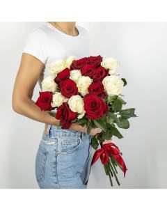 Букет из высоких красно белых роз Эквадор 19 шт 70 см Л'этуаль flowers