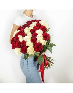 Букет из высоких красно белых роз Эквадор 45 шт 70 см Л'этуаль flowers