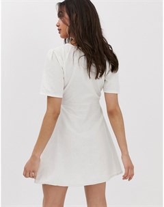 Белое платье мини на пуговицах с контрастными швами Prettylittlething