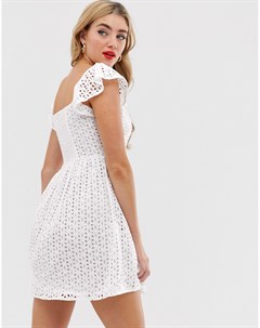 Белое короткое приталенное платье с вырезом сердечком и вышивкой ришелье Boohoo