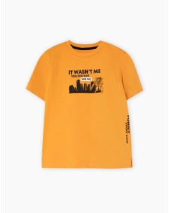 Горчичная футболка с урбанистическим принтом для мальчика Gloria jeans