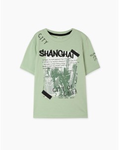 Оливковая футболка с урбанистическим принтом для мальчика Gloria jeans