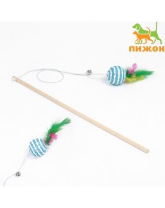 Дразнилка удочка с плетеным шариком и цветными перьями на деревянной ручке голубой Пижон