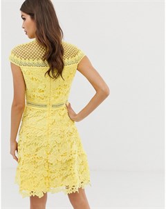 Желтое кружевное платье мини Chi chi london