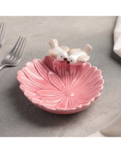 Блюдо керамическое Голубки на цветке 13х13 5х3 см розовый Nobrand