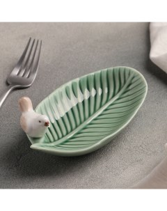 Блюдо керамическое сервировочное Птичка на листочке 15 5х8 5 см зеленый Nobrand
