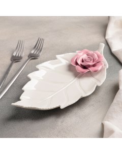 Блюдо керамическое сервировочное Лист с розой 27х14х4 5 см бело розовый Nobrand