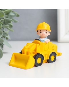 Сувенир полистоун Малыш строитель на тракторе с ковшом 7 5х4х7 7 см Nobrand