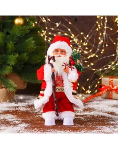 Новогодняя фигурка Дед Мороз в костюмчике с посохом и подарками двигается 6938373 1 шт Nobrand