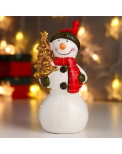 Сувенир керамика Снеговик вязанная красная шапка и шарф золотая ёлочка 14 2х6х6 см Nobrand