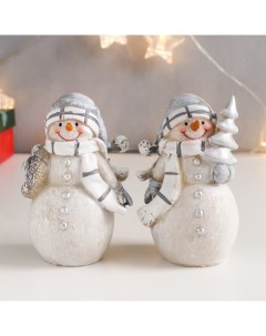 Сувенир полистоун Снеговик в сером колпаке и белом шарфике с ёлкой МИКС 11 5х6 5х5 5 см Nobrand