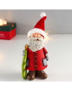 Сувенир полистоун Дед Мороз в красном с кудрявой бородой с ёлочкой 15х6х8 см Nobrand