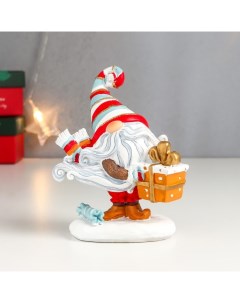 Сувенир полистоун Дедушка Мороз с подарком в полосатом колпаке 13х5 5х10 5 см Nobrand