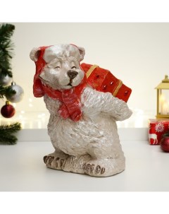 Фигура Белый мишка в красной шапке с подарком 28х26см Хорошие сувениры
