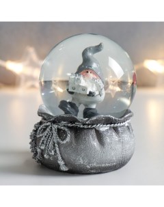 Сувенир полистоун водяной шар Дед Морозик с подарками серебро 7х6 7х8 8 см 6 шт Nobrand