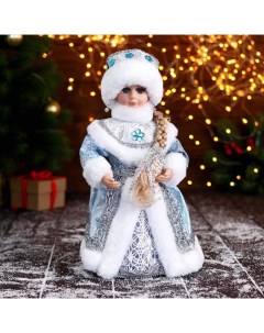Новогодняя фигурка Снегурочка в голубой шубке с цветами 6939399 1 шт Зимнее волшебство