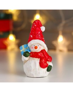 Сувенир керамика Снеговичок в красном колпаке и шарфике с подарком 12х6х4 7 см Nobrand