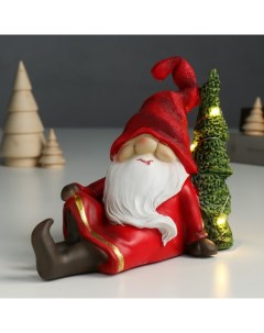 Новогодний сувенир Дед Мороз в красном наряде сидит у елочки 9498824 14х7х18 см Nobrand