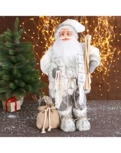 Новогодняя фигурка Дед Мороз в белой шубке с лыжами 5036039 32x24x60 см Зимнее волшебство