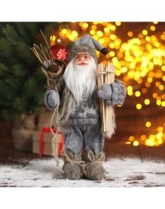 Новогодняя фигурка Дед Мороз в сером костюмчике с лыжами 18x14x30 см Зимнее волшебство