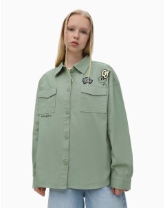 Зелёная рубашка oversize с нагрудными карманами принтом и нашивками для девочки Gloria jeans