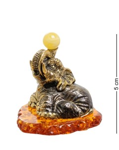 Фигурка Слон с шаром латунь янтарь Народные промыслы