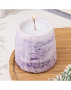 Свеча в подсвечнике из гипса с гладкими гранями 9 5х9см мрамор с фиолетовыми полосками Дарим красиво