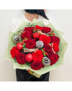 Новогодний букет из розы диантусов и новогоднего декора Тайна Л'этуаль flowers