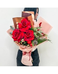 Новогодний букет из роз хвои шишек и декора Фонтан Л'этуаль flowers
