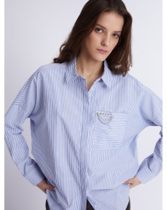 Офисная рубашка оверсайз силуэта с карманом и декоративной брошью Zolla