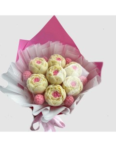 Букет шоколадных пионов с ягодами бело розовый 312 г Shokotrendy