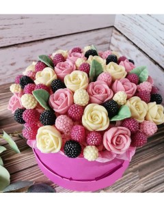 Букет из шоколадных цветов 25 роз с ягодами в коробке 630 г Shokotrendy