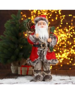 Новогодняя фигурка Дед Мороз в красной шубке с лыжами и подарками 23x23x45 см Bazar