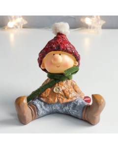 Новогодняя фигурка Малыш в красной шапке и зеленом шарфике сидит 7669102 1 шт Nobrand