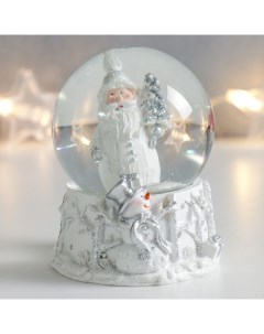 Сувенир полистоун водяной шар Дед Мороз с елкой и снеговиком белый с серебром 7х6 7х8 8 Nobrand