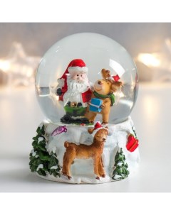 Сувенир полистоун водяной шар Дед Мороз и олени 7х6 7х8 8 см Nobrand